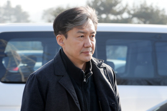 조국 전 장관 부인 정경심 교수 면회      (의왕=연합뉴스) 유재수 관련 의혹과 관련한 검찰의 사전구속영장 신청으로 영장실질심사를 앞둔 조국 전 법무부 장관이 24일 오후 경기도 의왕 서울구치소에서 부인 정경심 동양대 교수 면회를 하기 위해 이동하고 있다. 2019.12.24 [통신사진공동취재단]       photo@yna.co.kr  (끝)